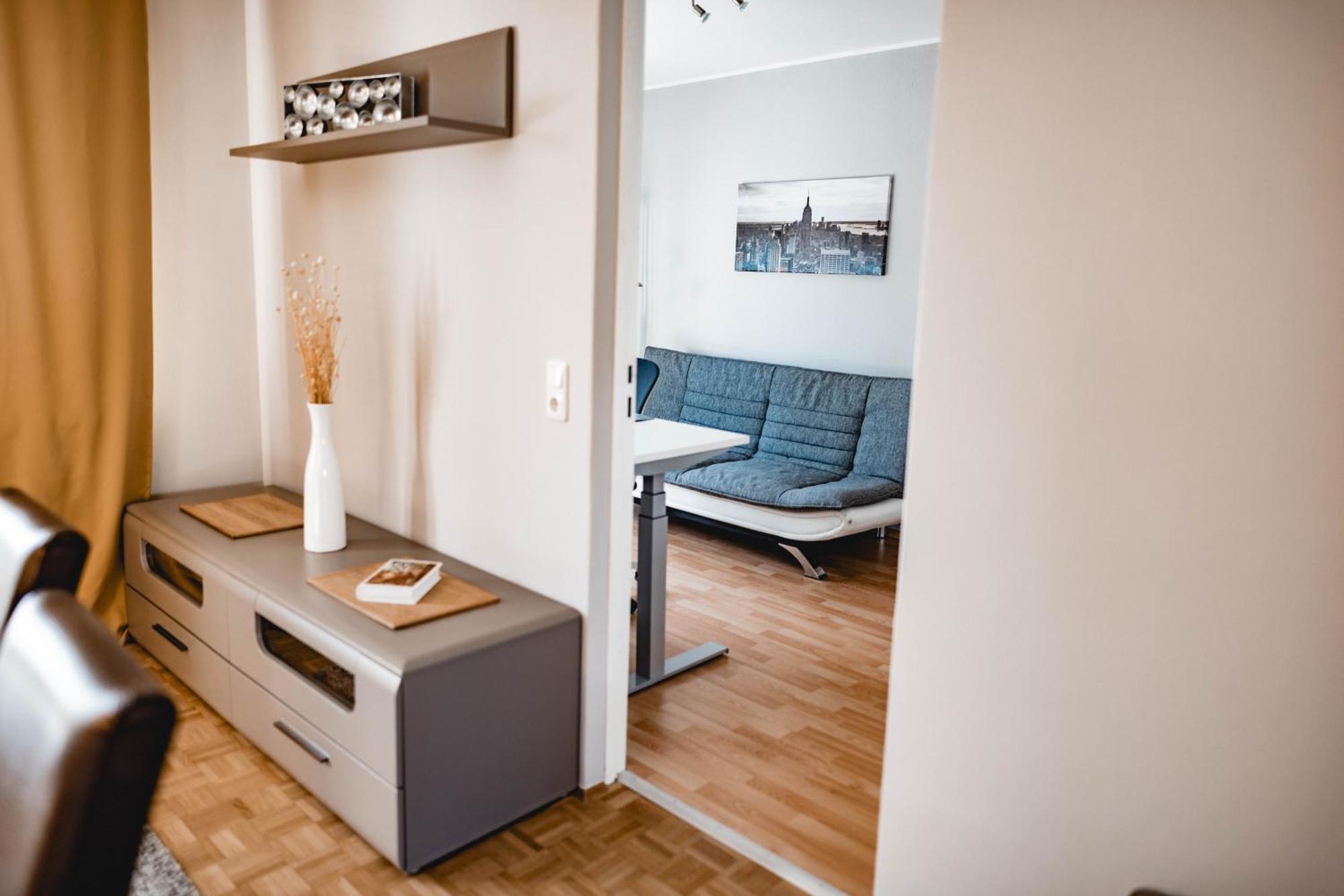 Me Homes - Grosse Moderne Designer-Wohnung Fuer Urlaub Und Business - Mit Kueche, Buero, Balkon Und 2 Parkplaetzen Bayreuth Luaran gambar