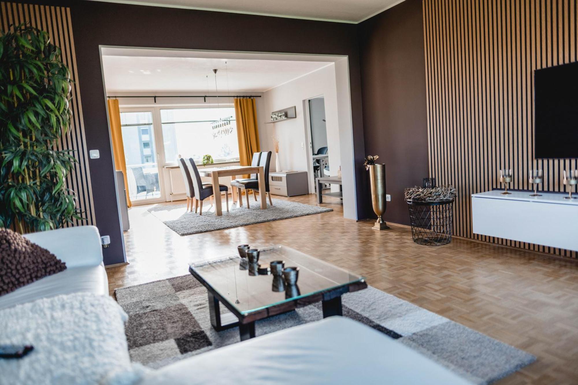 Me Homes - Grosse Moderne Designer-Wohnung Fuer Urlaub Und Business - Mit Kueche, Buero, Balkon Und 2 Parkplaetzen Bayreuth Luaran gambar