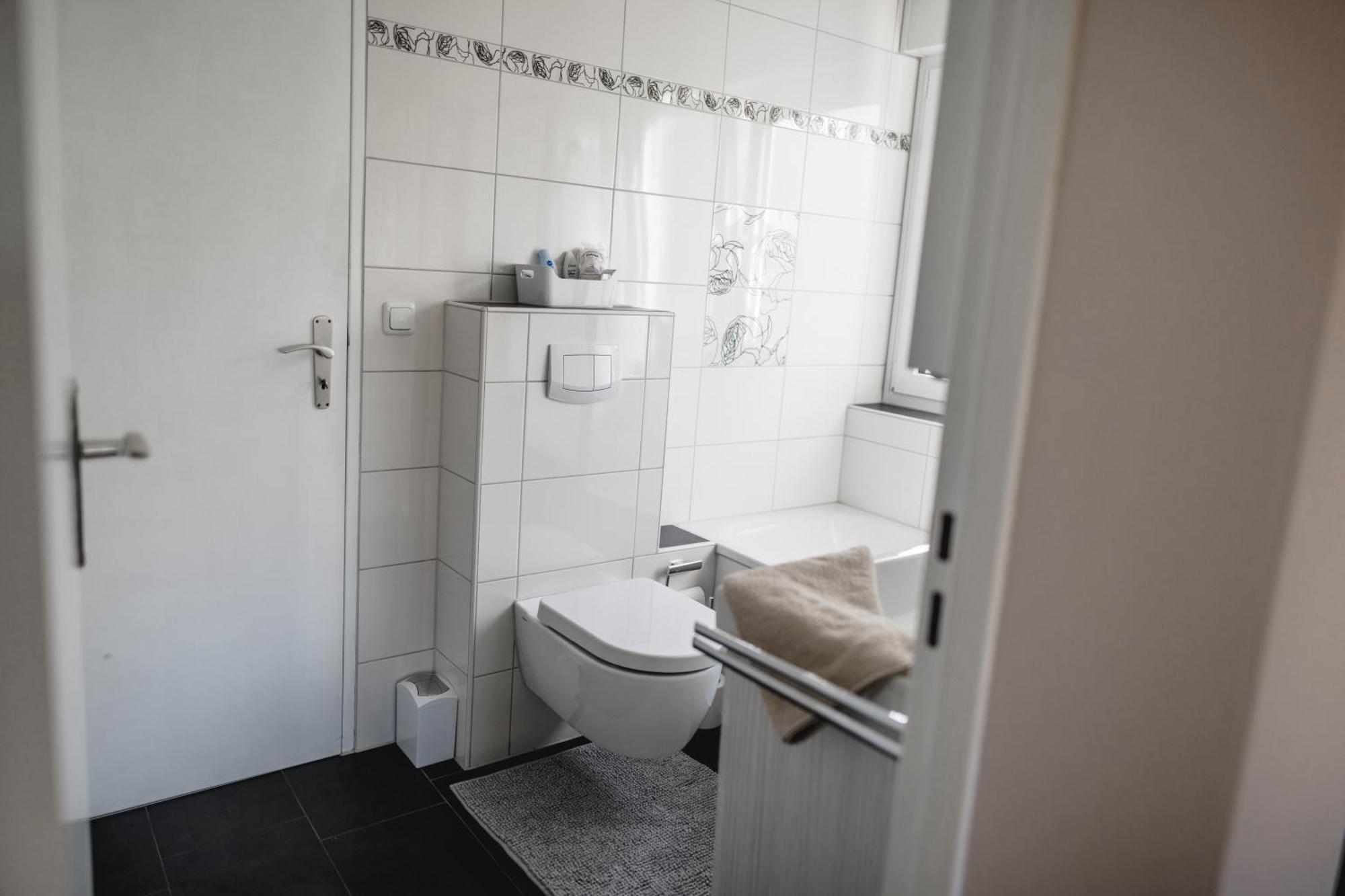 Me Homes - Grosse Moderne Designer-Wohnung Fuer Urlaub Und Business - Mit Kueche, Buero, Balkon Und 2 Parkplaetzen Bayreuth Luaran gambar