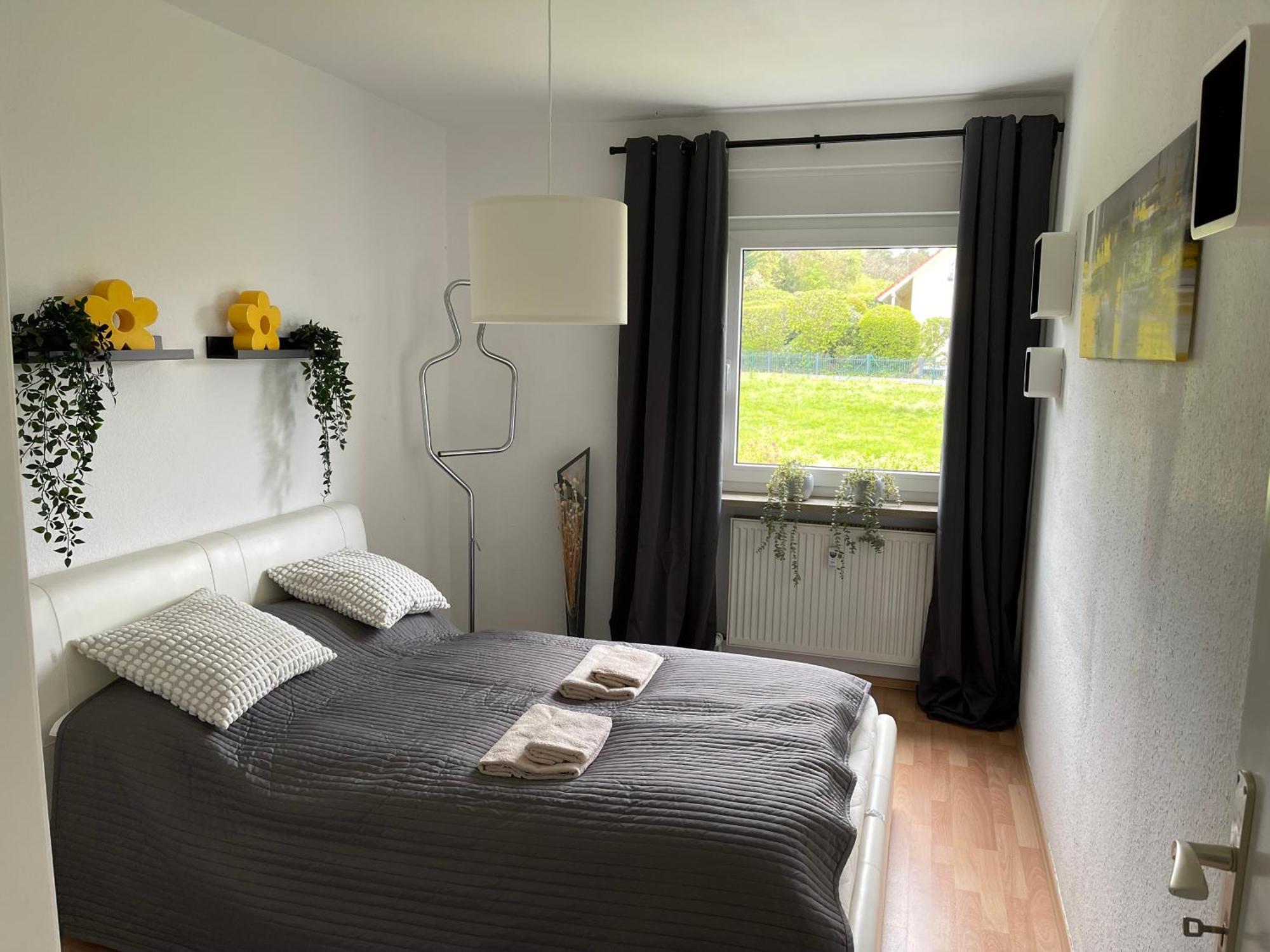 Me Homes - Grosse Moderne Designer-Wohnung Fuer Urlaub Und Business - Mit Kueche, Buero, Balkon Und 2 Parkplaetzen Bayreuth Luaran gambar