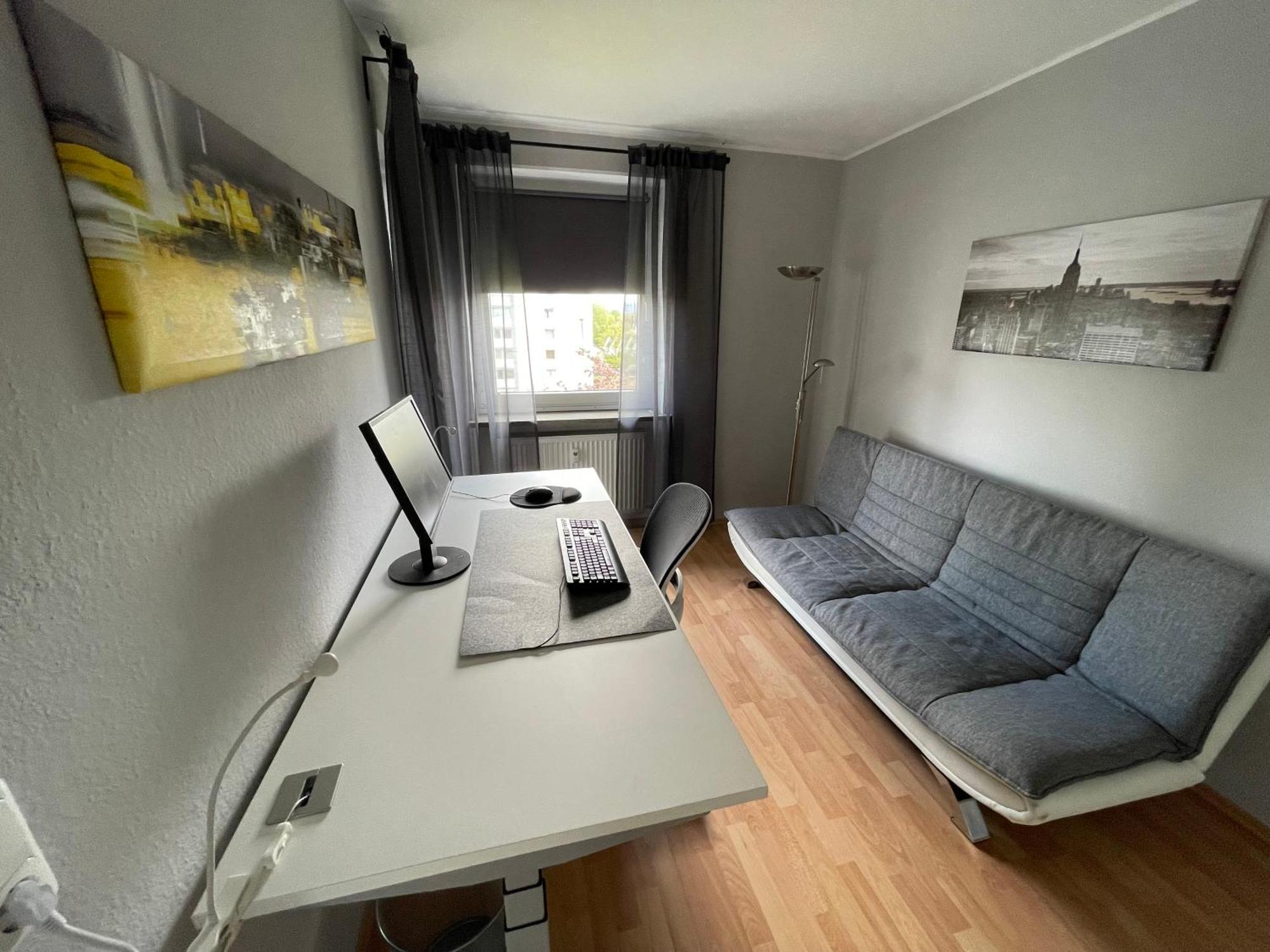 Me Homes - Grosse Moderne Designer-Wohnung Fuer Urlaub Und Business - Mit Kueche, Buero, Balkon Und 2 Parkplaetzen Bayreuth Luaran gambar